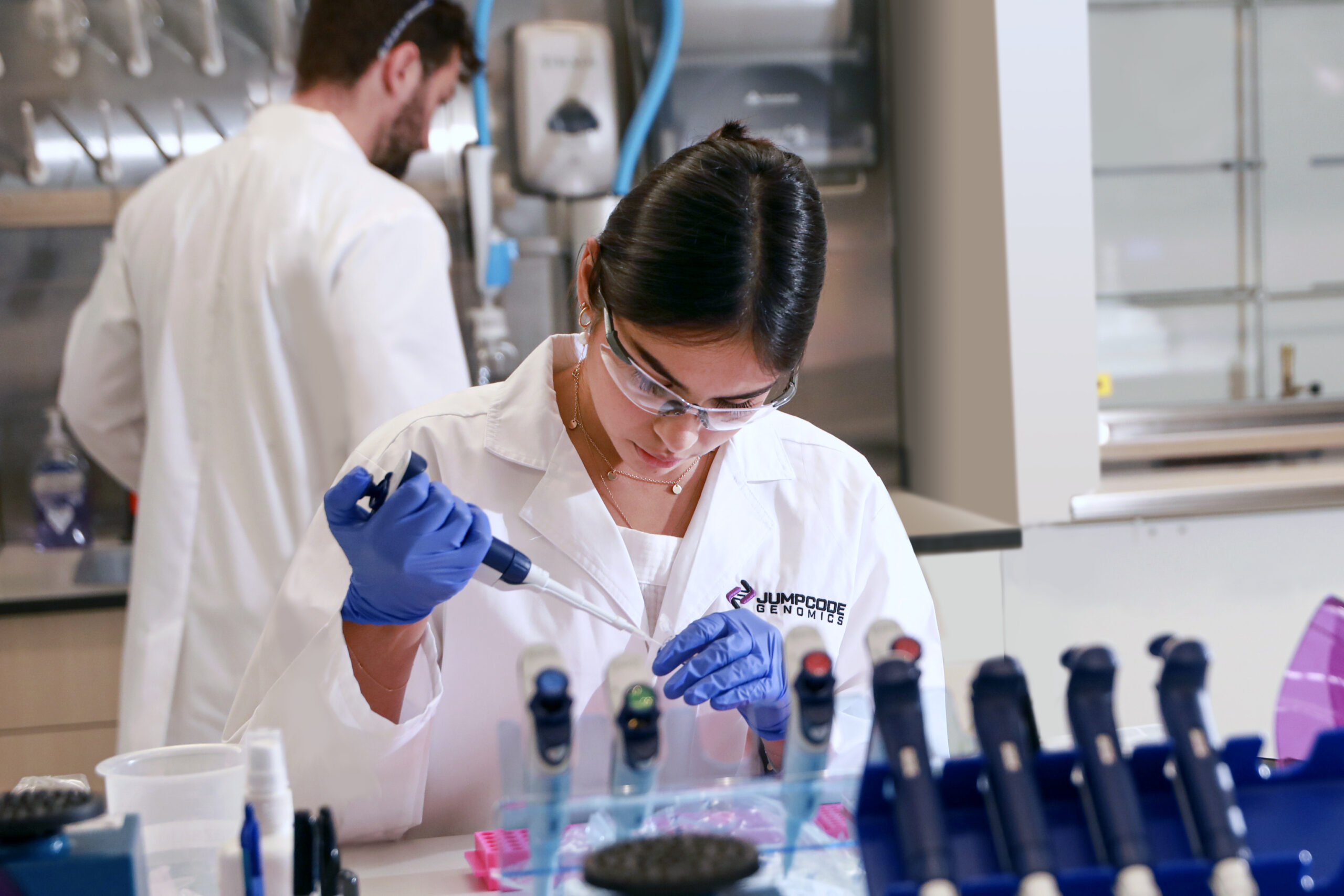 Jumpcode_747-retouched lab image pipetting